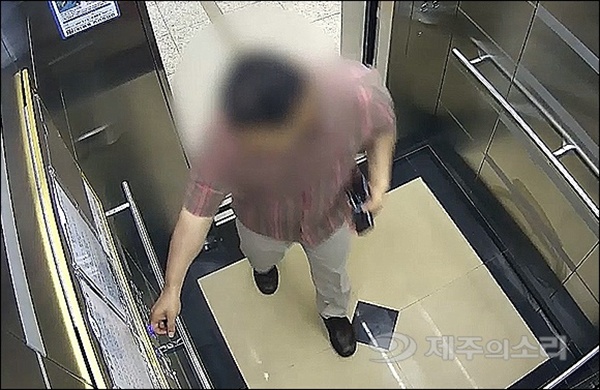 2일 오전 10시30분쯤 서귀포시 한 아파트에 피의자인 김씨가 엘리베이터를 타고 피해여성의 집으로 가는 모습. <제주지방경찰청 제공>