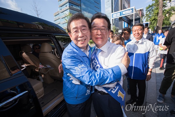 박원순 더불어민주당 서울시장 후보가 선거를 하루 앞둔 12일 오후 서울 강남구 신사역 인근에서 유세를 마치고 강남구청장 정순균 후보와 함께 포옹하고 있다. 