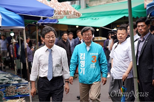 김형기 바른미래당 대구시장 후보가 유승민 대표와 함께 걸으며 시민들에게 지지를 호소하고 있다.