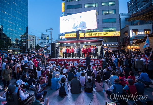  자유한국당 홍준표 대표가 선거를 하루 앞둔 12일 오후 서울 중구 대한문 앞에서 김문수 서울시장 후보 유세에서 지지 발언을 하고 있다. 