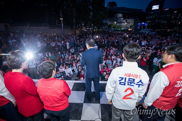  자유한국당 홍준표 대표가 선거를 하루 앞둔 12일 오후 서울 중구 대한문 앞에서 김문수 서울시장 후보 유세에서 지지 발언을 하고 있다. 