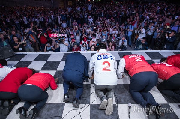  자유한국당 홍준표 대표가 선거를 하루 앞둔 12일 오후 서울 중구 대한문 앞에서 김문수 서울시장 후보 유세에서 지지자를 향해 큰절을 하고 있다.