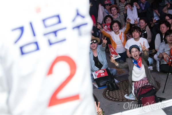  자유한국당 김문수 서울시장 후보가 12일 오후 서울 중구 대한문 앞에서 유세를 펼치고 있다. 