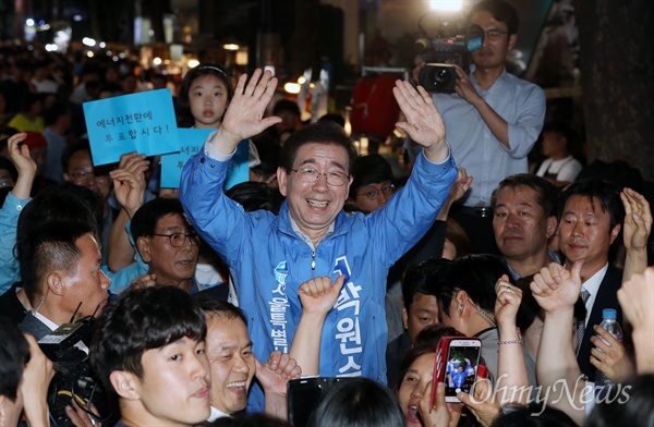 명동에서 피날레 유세한 박원순 후보  박원순 더불어민주당 서울시장 후보가 6.13 지방선거를 하루 앞둔 12일 오후 서울 중구 명동에서 열린 집중유세에서 지지자들을 향해 손을 들어 인사하고 있다. 