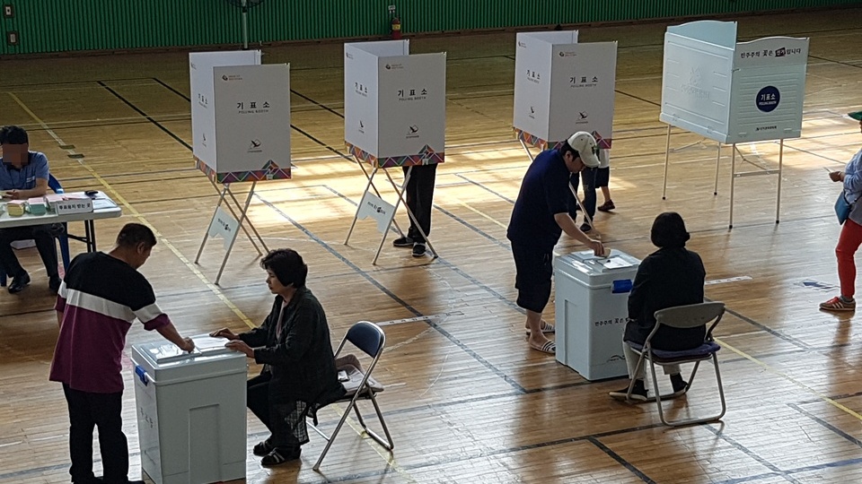 홍성에는 총 39개의 투표소가 설치돼 오전 9시 현재 별다른 사고 없이 정상적으로 진행되고 있다. 오전 9시 홍성읍 제5투표소인 홍주고등학교를 찾았을 때는 날씨가 좋아서인지 많은 유권자들의 투표가 이어지고 있었다.