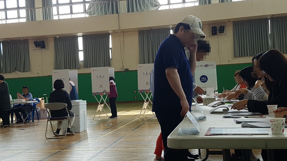홍성에는 총 39개의 투표소가 설치돼 오전 9시 현재 별다른 사고 없이 정상적으로 진행되고 있다. 오전 9시 홍성읍 제5투표소인 홍주고등학교를 찾았을 때는 날씨가 좋아서인지 많은 유권자들의 투표가 이어지고 있다.