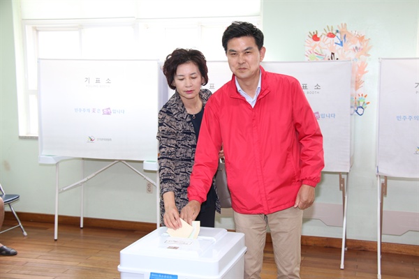  자유한국당 김태호 경남지사 후보는 부인과 함께 13일 오전 김해 장유3동 제2투표소에서 투표했다.