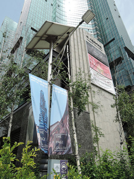 '더페이지갤러리'가 위치한 갤러리아 포레 입구의 '박은선'전시 거리포스터
