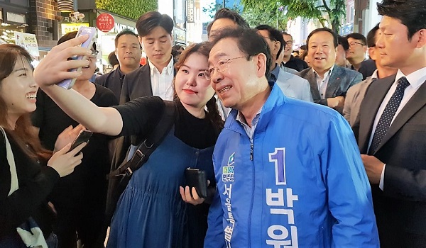 명동유세에서 지지자들의 요구로 셀카를 찍고 있는 박원순 서울시장 후보이다.