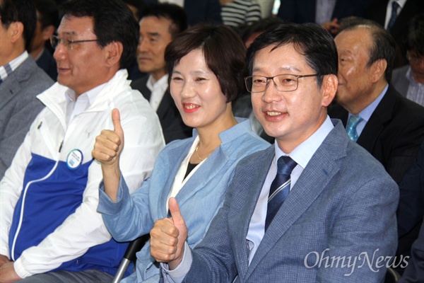 6월 13일 오후 6시 지방선거 방송사 출구조사 결과가 발표되자 더불어민주당 김경수 경남도지사 후보가 부인과 함께 선거사무소에서 엄지척을 해보이고 있다.