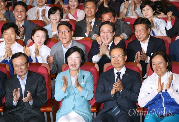 제7회 전국동시지방선거 및 국회의원 재보궐선거가 치러진 13일 오후 서울 여의도 국회 의원회관에 마련된 더불어민주당 개표상황실에서 추미애 대표와 홍영표 원내대표 등 지도부가 개표방송을 지켜보며 환호하고 있다. 