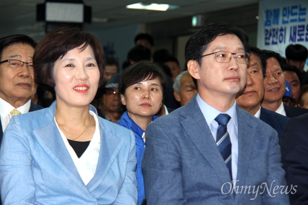 6월 13일 오후 6시 직전, 더불어민주당 김경수 경남지사 후보와 부인이 선거사무소에서 방송사 출구조사 결과 발표를 하기 전 긴장된 모습으로 앉아 있다.