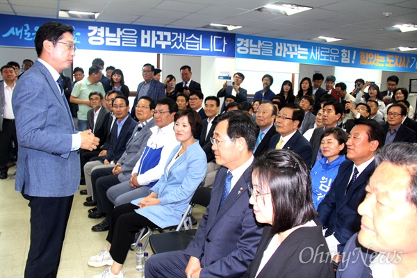6월 13일 오후 방송사 출구조사 발표 뒤, 더불어민주당 김경수 경남지사 후보가 선거사무소에서 참석자들한테 인사말을 하고 있다.