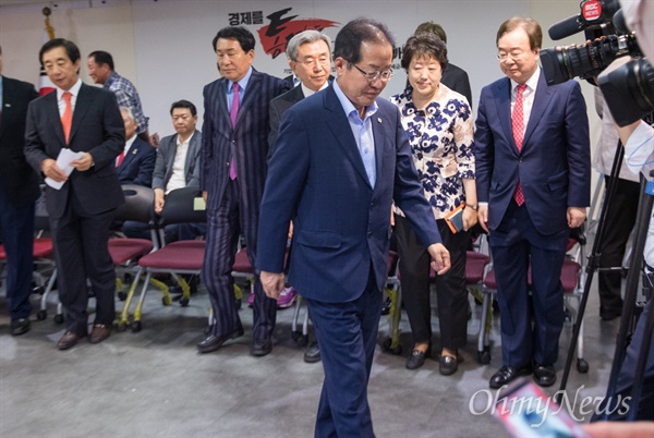  홍준표 자유한국당 대표가 13일 오후 서울 여의도 당사에서 지방선거 출구조사를 지켜보던 중 자리를 떠나고 있다. 