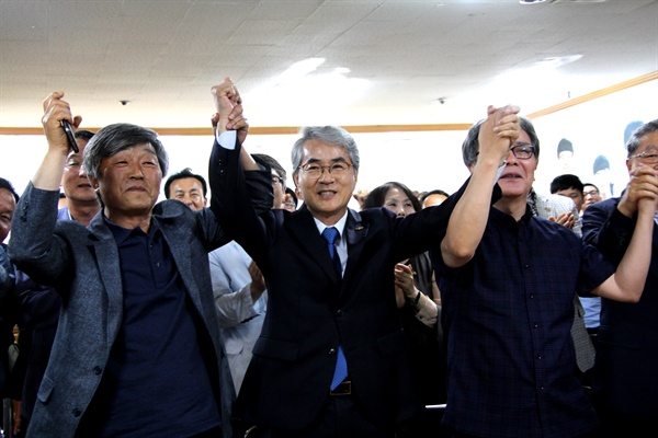 박종훈 경남도교육감 후보가 6월 13일 오후 6시경 방송사 출구조사가 나오면서 다른 후보보다 20% 이상 이기는 것으로 나오자 지지자들과 함께 환호하고 있다.