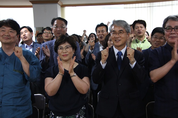 박종훈 경남도교육감 후보가 6월 13일 오후 6시경 방송사 출구조사가 나오면서 다른 후보보다 20% 이상 이기는 것으로 나오자 지지자들과 함께 환호하고 있다.