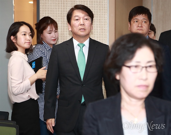 안철수 바른미래당 서울시장 후보가 13일 오후 여의도 당사에 마련된 6.13지방선거 개표상황실에 입장하고 있다.
