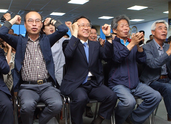 김석준 당선자(왼쪽 두번째)가 13일 오후 당선 예측 출구조사가 나오자 지지자들과 함께 환호하고 있다. 