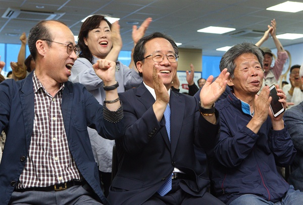 김석준 부산교육감 당선자(앞줄 가운데)가 13일 오후 당선 예측 출구조사가 나오자 지지자들과 함께 환호하고 있다. 