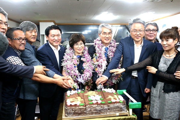 박종훈 경남도교육감 후보는 6월 13일 저녁 선거사무소에서 지지자들로부터 꽃다발을 받고 시루떡을 잘랐다.