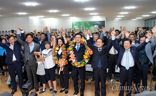 허태정 더불어민주당 대전시장 후보가 13일 밤 당선이 확실시되자 지지자들과 함께 환호하고 있다.