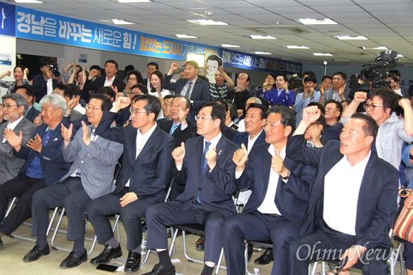 6월 13일 오후 11시를 지나면서 개표 도중 더불어민주당 김경수 경남지사 후보가 자유한국당 김태호 후보를 앞서자 선거사무소에 모인 사람들이 박수를 치며 연호하고 있다.