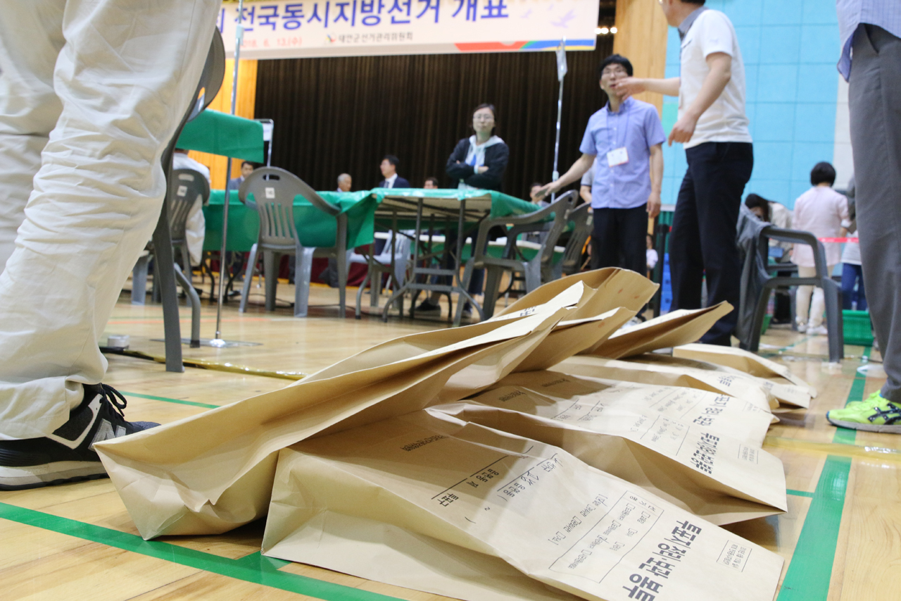 이정형 태안군선거관리위원장의 최종 투표결과 발표 이후 한 후보자측이 재검표를 요구해 태안군선관위원들이 회의 끝에 재검표를 받아들였다.
