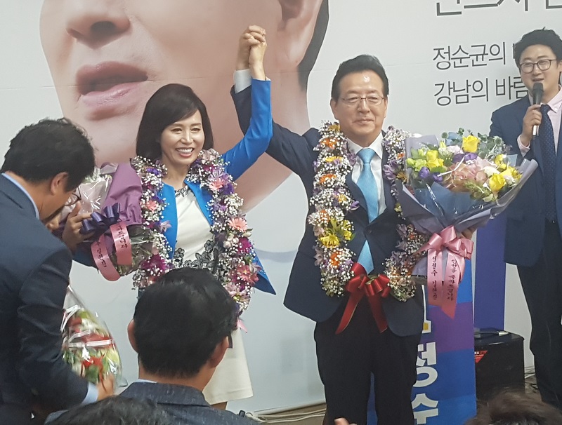 더불어민주당 정순균 강남구청장이(가운데) 아내와 함께 승리의 기쁨을 만끽하고 있다.