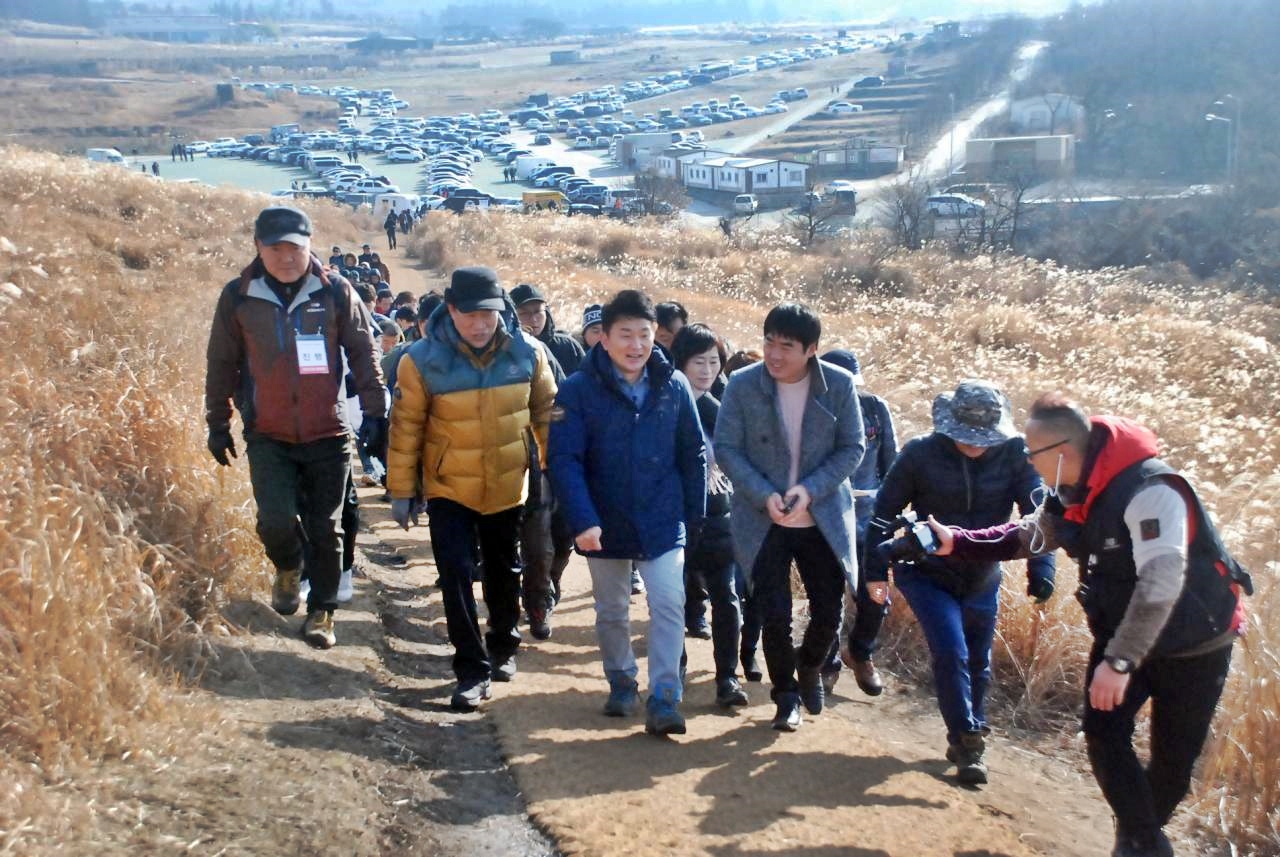  원희룡 당선자가 팬클럽 회원들과 새별오름 등반에 나서고 있다