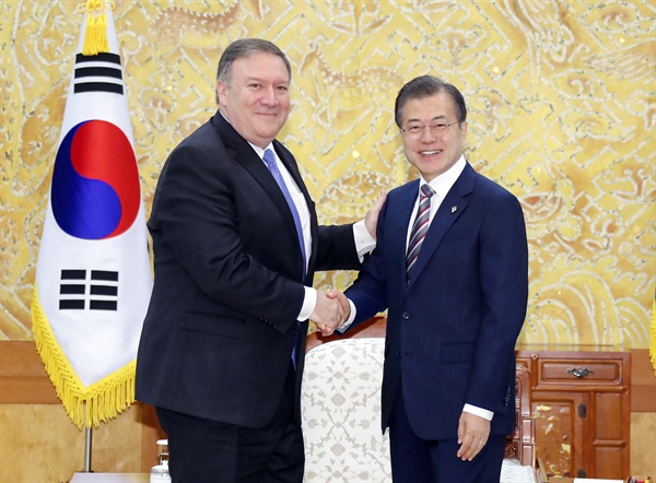 마이크 폼페이오 미국 국무장관이 북한 비핵화 협상에서 별도의 시간표(timeline)를 설정하지 않았다고 말했다. 사진은 지난14일 오전 한국 청와대에서 문재인 대통령(오른쪽)과 만난 폼페이오 국무장관(왼쪽).