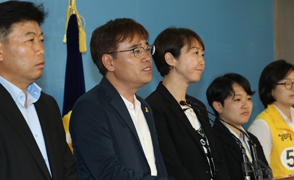 정의당 김종민 서울시장 후보(왼쪽 두번째)가 14일 오전 국회 정론관에서 지방선거 관련 기자회견을 열고 지지자들에게 감사의 인사를 하고 있다.