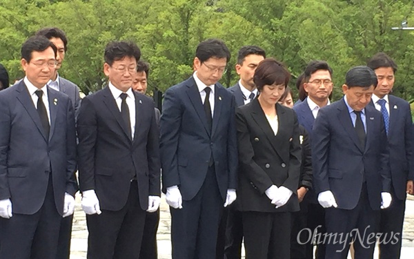 6월 13일 치러진 선거에서 당선한 더불어민주당 김경수 경남지사 당선인과 김정호 '김해을' 국회의원 보궐선거 당선인, 허성곤 김해시장 등이 14일 오전 봉하마을 고 노무현 전 대통령 묘소를 참배했다.