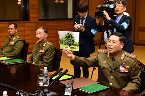 안익산 북측 수석대표가 14일 오전 판문점 북측 통일각에서 열린 남북장성급회담에서 2007년 10월 2일 방북한 노무현 대통령이 대성산 식물원에 직접 심은 소나무 사진을 보여주며, '소나무의 푸르싱심함과 함께 10.4 선언 정신이 살아있고, 6.15공동선언과 판문점 정신도 이어가겠다는 북녘 인민들의 마음을 전달해달라'고 말했다.