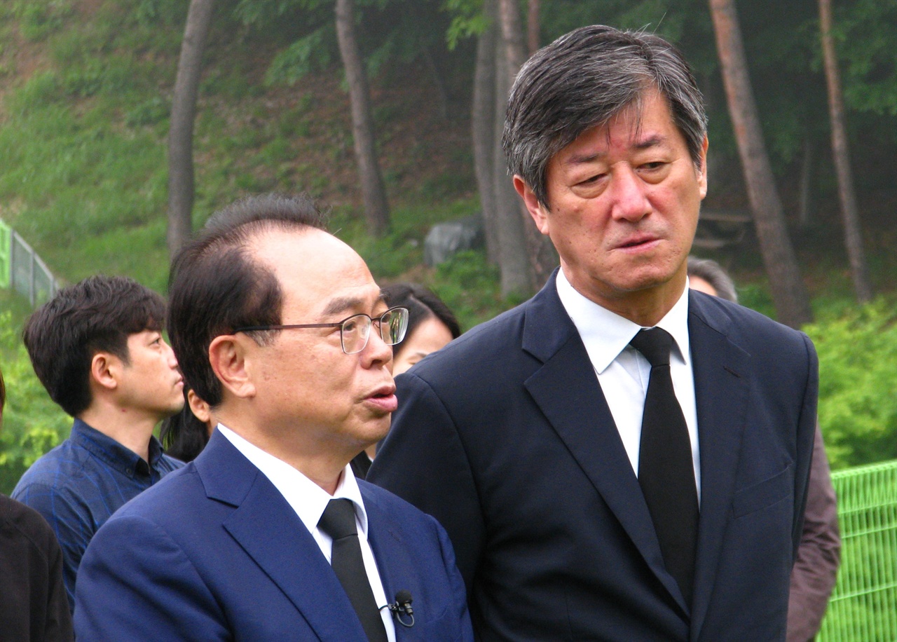 지난 5월 18일 고 김지석 부집행위원장 1주기 추도행사를 찾은 민주당 오거돈 후보가 이용관 이사장과 대화를 나누고 있다. 