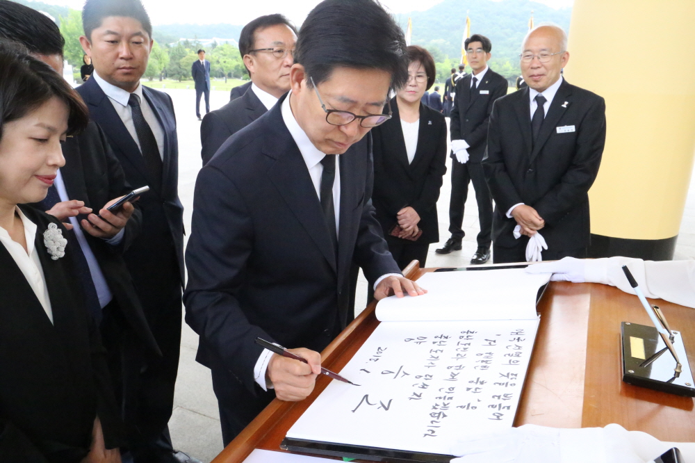 양승조 당선자는 국립 대전현충원 방명록에 ‘더 행복한 충남’의 각오를 적었다.

