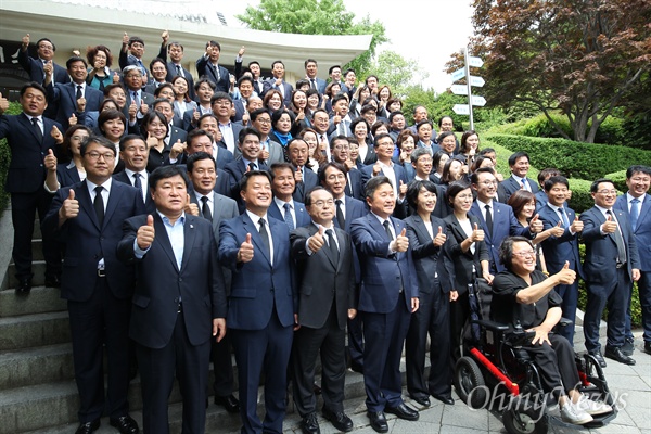 14일 동래구 충렬사를 찾은 더불어민주당 지방선거 당선자들이 엄지 손가락을 추켜 들고 단체 사진을 찍고 있다. 