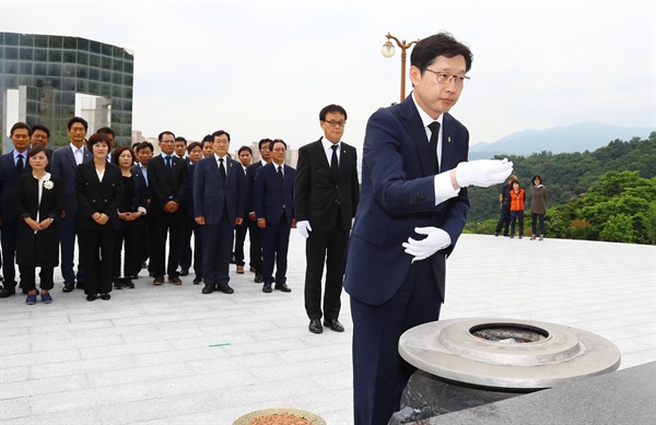 김경수 경남지사 당선인이 6월 14일 국립3.15민주묘지를 참배했다.