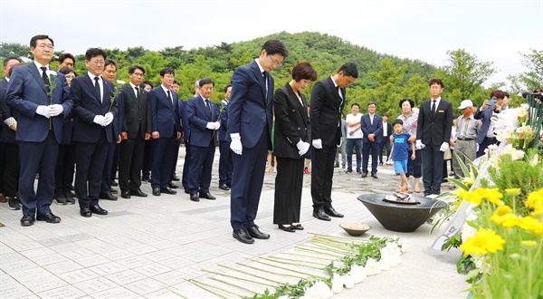 김경수 경남지사 당선인이 6월 14일 봉하마을 고 노무현 전 대통령 묘소를 참배했다.