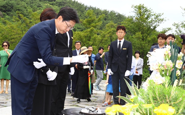 김경수 경남지사 당선인이 6월 14일 봉하마을 고 노무현 전 대통령 묘소를 참배했다.
