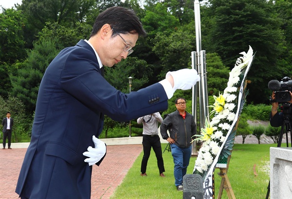 김경수 경남지사 당선인이 6월 14일 창원 충혼탑을 참배했다.