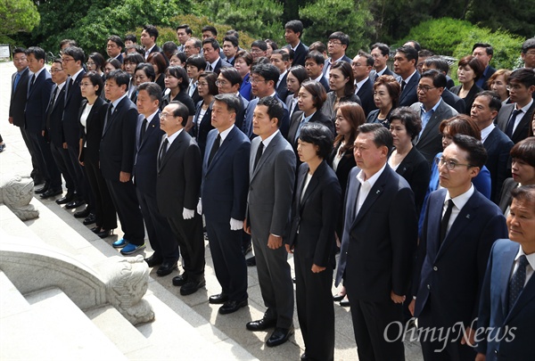 14일 오전 더불어민주당 부산 지역 지방선거 당선자들이 동래구 충렬사를 단체 참배하고 있다.  