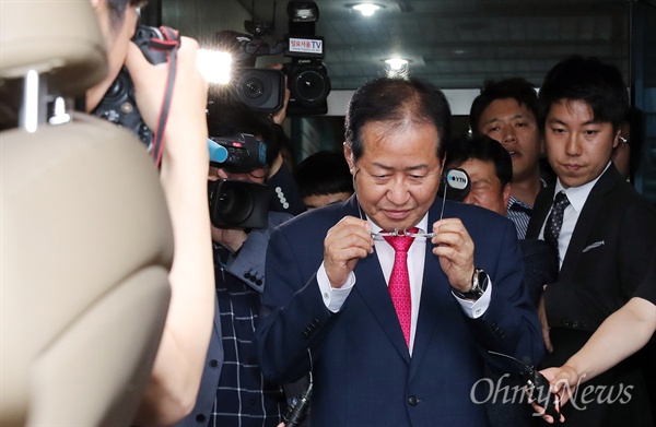 홍준표 자유한국당 대표가 14일 오후 여의도 당사에서 대표직 사퇴 의사를 밝힌 뒤 당사를 떠나고 있다.