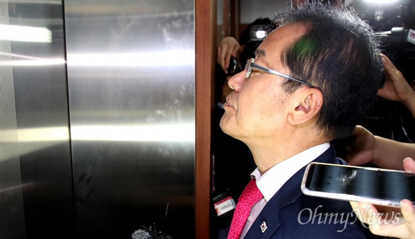 홍준표 자유한국당 대표가 14일 오후 여의도 당사에서 대표직 사퇴 의사를 밝힌 뒤 승강기를 기다리며 눈을 감고 있다. 