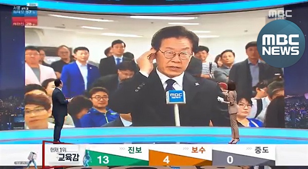 이재명 경기도지사 당선자가 MBC 인터뷰 도중 '인이어'를 빼는 장면.