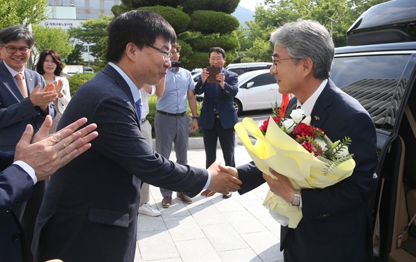 박종훈 경남도교육감이 선거를 마치고 14일 아침 업무복귀하자 송기민 부교육감이 꽃다발을 전달하고 있다.