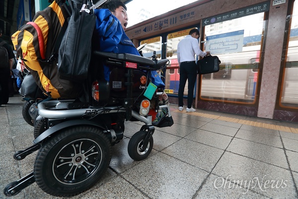 2018년 6월 14일 오전 서울장애인차별철폐연대 회원들이 장애인 이동권 보장과 신길역 리프트 사망사고에 대한 서울교통공사의 사과를 촉구하며, 지하철 1호선 신길역에서 서울시청역까지 열차에 줄지어 타고 내리기를 반복하는 시위를 벌였다.