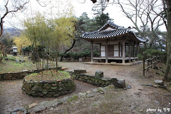 상지의 섬에는 오죽이 심겨 있고 '세심(洗心)'이라고 새겨진 돌이 있다. 