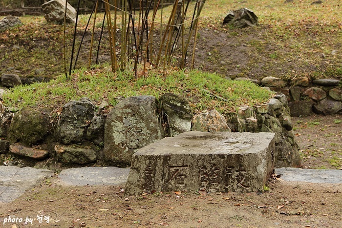 기임석은 걸터앉아 쉴 수 있는 돌이라는 의미로, 연못의 경관을 보는 좌선석으로 볼 수 있다.