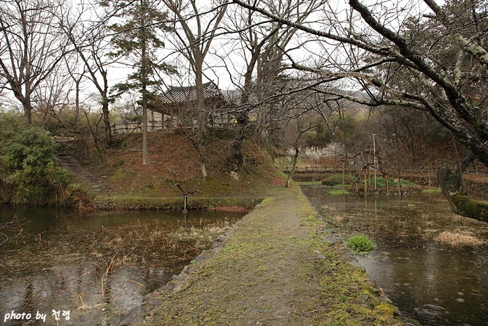 하지의 두 연못은 반달 모양과 둥근 원 형태의 자유로운 곡지(曲池)이다.