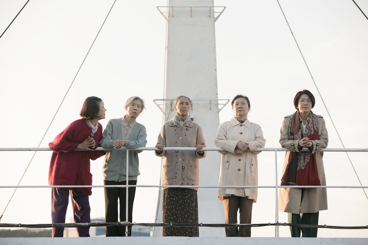  할머니들과 문정숙(김희애)은 재판을 위해 배를 타고 일본 시모노세키로 향한다.    